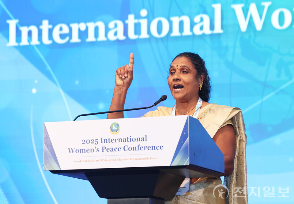 [천지일보=남승우 기자] 19일 충북 청주 청원구 엔포드호텔에서 세계여성평화그룹(IWPG) 주최로 열린 ‘2025 세계 여성 평화 콘퍼런스’ 2부 여성평화교육세션에서 랄지 바르기스 인도 세인트 매튜 중고등학교 교장이 ‘평화교육이 만든 나의 변화’에 대해 발표하고 있다. ⓒ천지일보 2025.09.19.