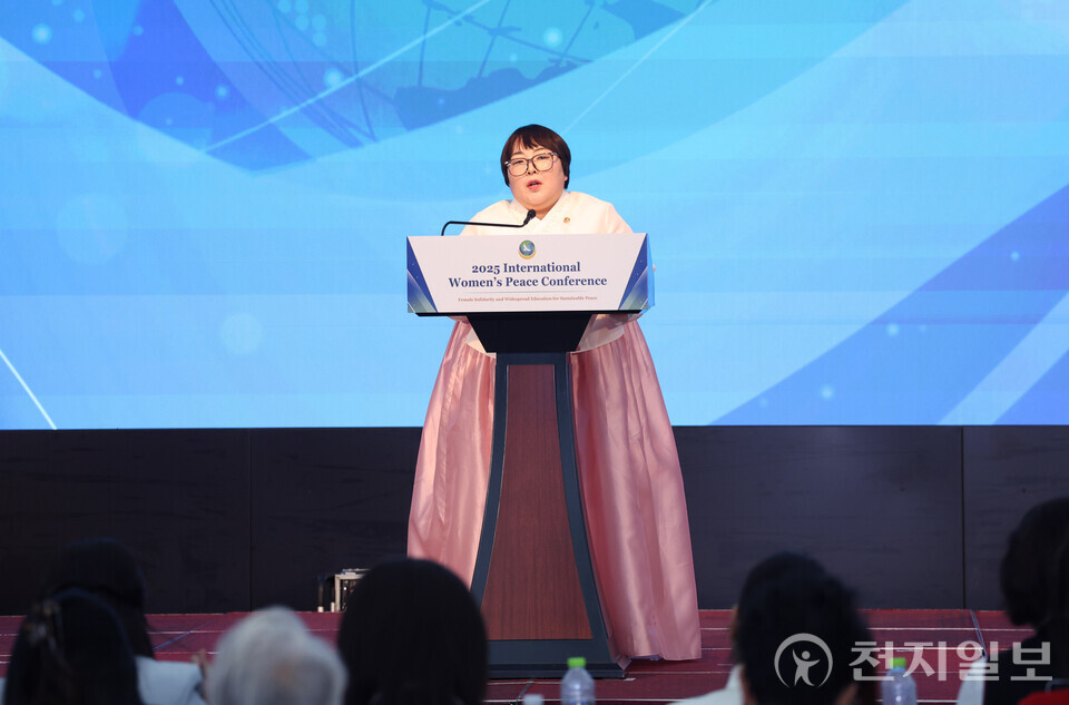 [천지일보=남승우 기자] 19일 충북 청주 청원구 엔포드호텔에서 세계여성평화그룹(IWPG) 주최로 열린 ‘2025 세계 여성 평화 콘퍼런스’ 2부 여성평화교육세션에서 김지영 한국경제자문연구소 강원지사장이 ‘평화교육이 만든 나의 변화’에 대해 발표하고 있다. ⓒ천지일보 2025.09.19.