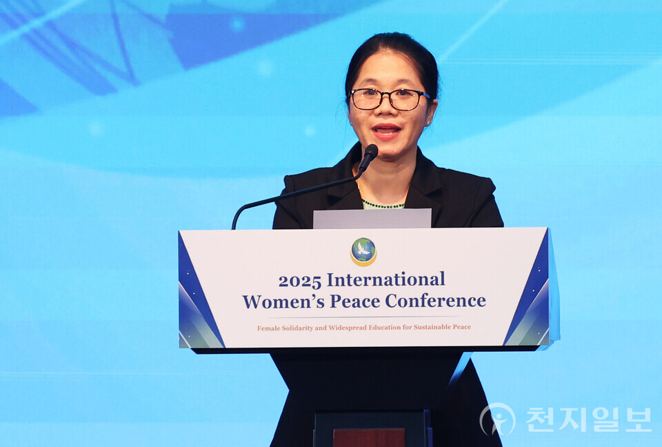 [천지일보=남승우 기자] 19일 충북 청주 청원구 엔포드호텔에서 세계여성평화그룹(IWPG) 주최로 열린 ‘2025 세계 여성 평화 콘퍼런스’ 2부 여성평화교육세션에서 쉐 신 아웅 미얀마 협동조합 및 농촌개발부 참모가 ‘평화교육이 만든 나의 변화’에 대해 발표하고 있다. ⓒ천지일보 2025.09.19.