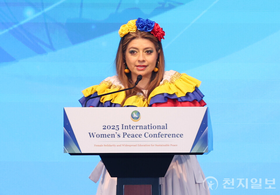 [천지일보=남승우 기자] 19일 충북 청주 청원구 엔포드호텔에서 세계여성평화그룹(IWPG) 주최로 열린 ‘2025 세계 여성 평화 콘퍼런스’ 2부 여성평화교육세션에서 파니 멜리나 구티에레스 가르손 콜롬비아 보고타 상공회의소 운영 총괄 관리자가 ‘평화교육이 만든 나의 변화’에 대해 발표하고 있다. ⓒ천지일보 2025.09.19.