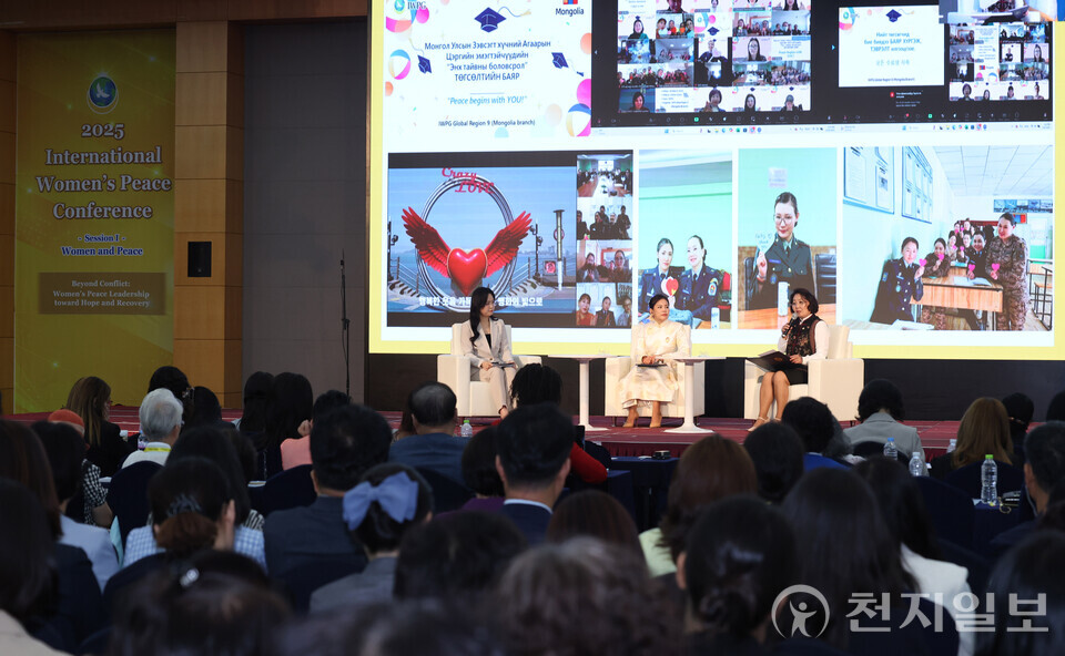 [천지일보=남승우 기자] 19일 충북 청주 청원구 엔포드호텔에서 세계여성평화그룹(IWPG) 주최로 열린 ‘2025 세계 여성 평화 콘퍼런스’ 2부 여성평화교육세션에서 투무르호약 엥흐타이완 IWPG 몽골 울란바토르 지부장이 ‘시민사회 기반 평화교육 네트워크의 형성과 발전’이라는 주제로 발표하고 있다. ⓒ천지일보 2025.09.19.