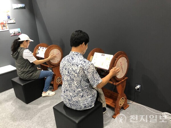 [천지일보 영동=김홍진 기자] 지난 19일  ‘​2025영동포도판매장’ 와 동시에 진행되고 있는 2025영동세계국악엑스포 국악체험관에서 방문객들이 해태제과에서 개발한 ‘디지털 장구’를 체험하고 있다. ⓒ천지일보 2025.09.19.