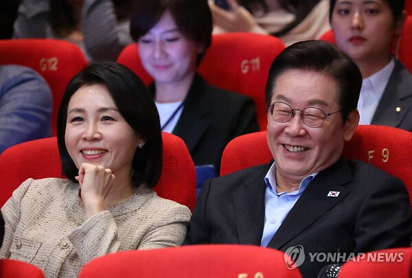 이재명 대통령과 김혜경 여사가 20일 부산 해운대구 영화의전당에서 열린 부산국제영화제 공식상영작 ‘극장의 시간들’ 관객과의 대화에 참석해 있다. 2025.9.20. (출처: 연합뉴스)