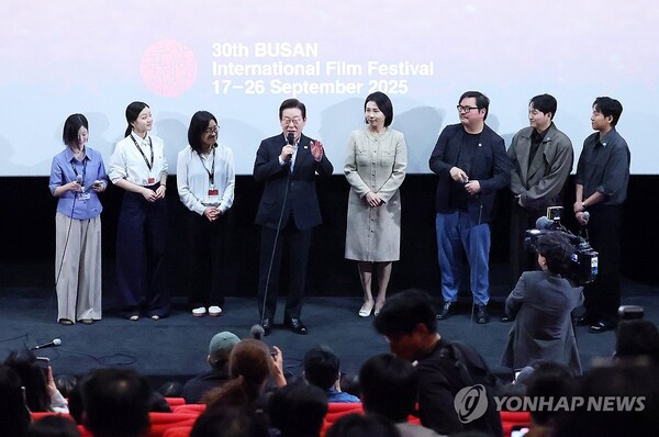 이재명 대통령이 20일 부산 해운대구 영화의전당에서 부산국제영화제 공식상영작 ‘극장의 시간들’ 관람 후 감독, 배우들과 무대에 올라 발언하고 있다. 2025.9.20. (출처: 연합뉴스)