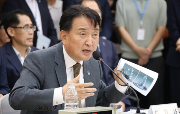 오송 궁평2지하차도 참사와 관련해 국회가 지난 8월 27일 국정조사에 착수했지만 한 달여가 지난 지금까지 진상규명은 뒷전이고 정치적 공방만 부각되고 있다는 비판이 높아지고 있다. 사진은 지난 15일 충북도의회에서 열린 오송 참사 국정조사 현장 조사에서 김영환 충북지사가 국회 행정안전위원회 의원들의 질문에 답변하고 있는 모습. (출처: 연합뉴스)