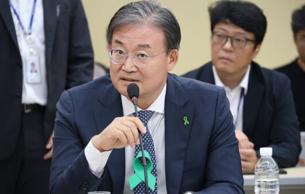 오송 궁평2지하차도 참사와 관련해 국회가 지난 8월 27일 국정조사에 착수했지만 한 달여가 지난 지금까지 진상규명은 뒷전이고 정치적 공방만 부각되고 있다는 비판이 높아지고 있다. 사진은 더불어민주당 이연희 의원(청주 흥덕)이 김영환 충북지사에게 질의하고 있는 모습. (출처: 연합뉴스)