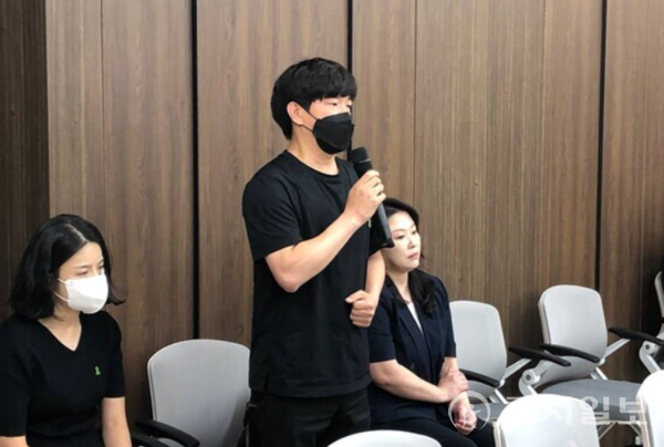 [천지일보 충북=김홍진 기자] 오송 궁평2지하차도 참사와 관련해 국회가 지난 8월 27일 국정조사에 착수했지만 한 달여가 지난 지금까지 진상규명은 뒷전이고 정치적 공방만 부각되고 있다는 비판이 높아지고 있다. 사진은 오송참사 생존자가 발언하는 모습. ⓒ천지일보 2025.09.22.