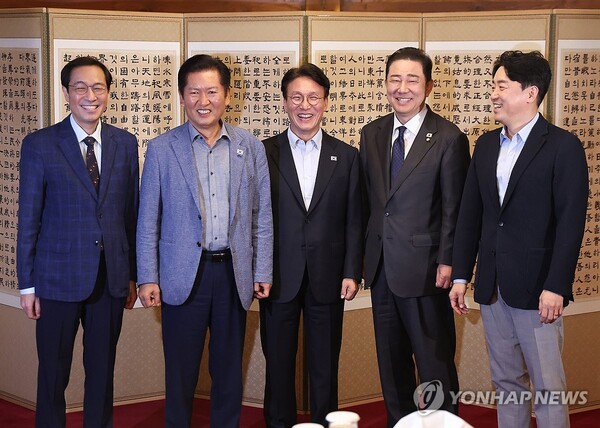 14일 서울 종로구 총리 공관에서 열린 당·정·대(더불어민주당·정부·대통령실) 고위급 만찬회동에서 김민석 국무총리(가운데)를 비롯한 참석자들이 밝은 표정으로 기념사진을 찍고 있다.왼쪽부터 우상호 대통령실 정무수석, 더불어민주당 정청래 대표, 김 총리, 더불어민주당 김병기 원내대표, 강훈식 대통령비서실장. 2025.9.14. (출처: 연합뉴스)