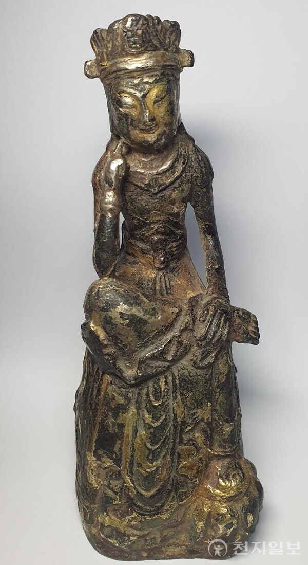 미소를 가득 머금은 새로운 백제 금동미륵반가사유상이 발견됐다. 크기는 높이 17㎝, 두고 2㎝, 견폭 4㎝, 대좌고 7.5㎝, 저경 6x6㎝ 로 소형이다. (제공: 이재준 고문) ⓒ천지일보 2025.09.22.