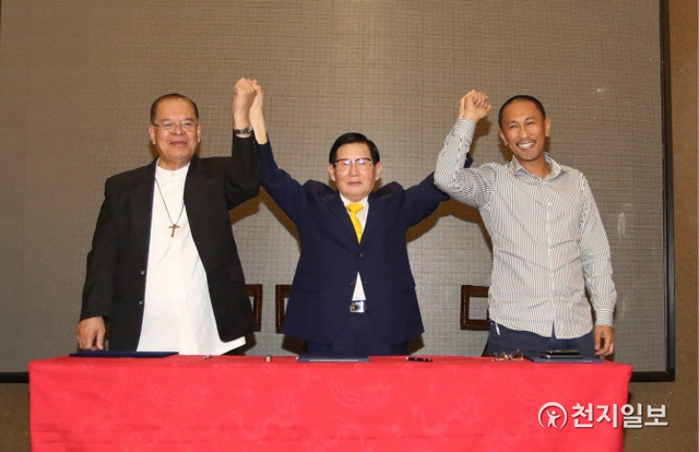 지난 2014년 1월 (사)하늘문화세계평화광복 이만희 대표(가운데)와 가톨릭 대표자인 페르난도 카펠라(Fernando R. Capalla) 민다나오 다바오 전 대주교(왼쪽)와 이슬람 대표자인 이스마엘 망구다다투(Esmael G. Mangudadatu) 민다나오 이슬람 자치구 마귄다나오 주지사가 전쟁종식 세계평화 협약서에 서명하고 기념촬영 하고 있다. 한국인 평화운동가를 통해 이뤄진 이 민간 평화협정은 아시아 최대 유혈분쟁지역에 평화를 선물하는 기적적인 결과로 이어졌다. ⓒ천지일보 2018.10.18