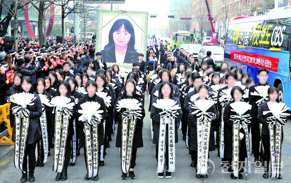강제개종을 거부하다 부모에 의해 질식사를 당한 구지인씨를 추모하며 강제개종금지법 제정을 촉구하는 궐기대회가 2018년 1월 28일 진행되고 있다. ⓒ천지일보DB