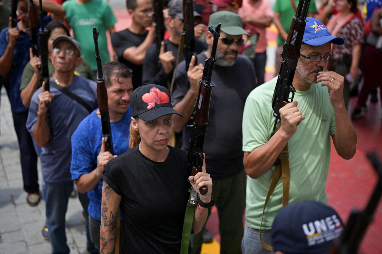 지난 20일(현지시간) 베네수엘라 카라카스에서 볼리바르 혁명군이 주도한 훈련이 열린 가운데 시민들이 무기를 들고 있다. 미국과의 긴장이 고조되는 가운데 니콜라스 마두로 베네수엘라 대통령은 전국 지역사회에 군대를 배치해 시민과 주민들을 대상으로 한 무기 훈련 전국 프로그램을 명령했다. (REUTERS/Gaby Oraa TPX IMAGES OF THE DAY, 연합뉴스)