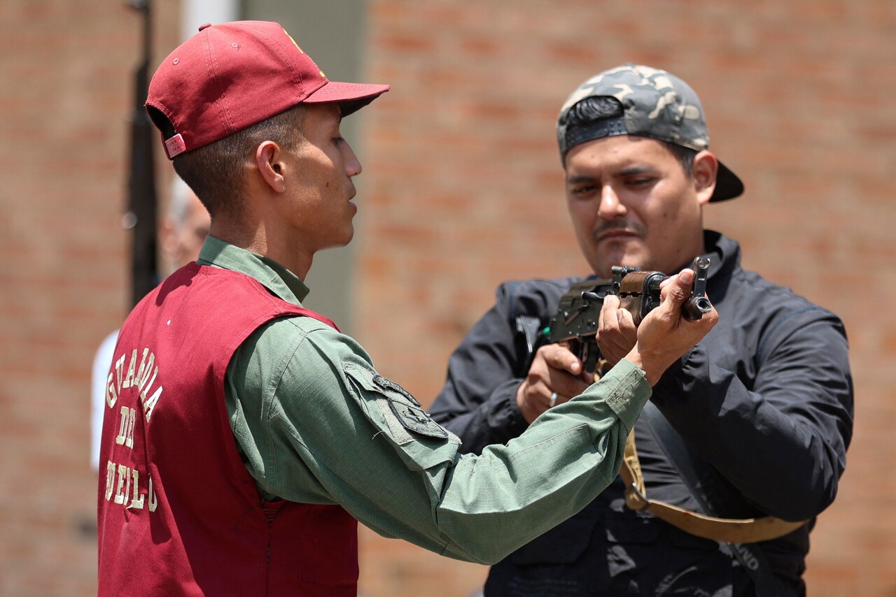 이날 카라카스 티우나 요새에서 열린 무기 훈련 중 한 시민이 소총 사용법을 배우고 있다. (Photo by Pedro MATTEY / AFP, 연합뉴스)