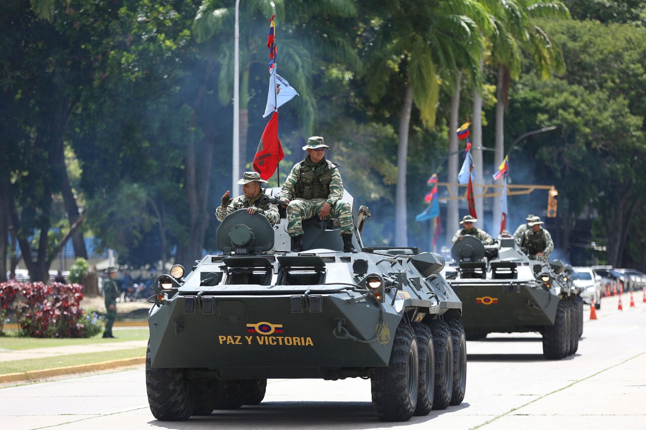 이날 카라카스의 한 고속도로에서 열린 군사 훈련 중 베네수엘라군 전차들이 이동하고 있다. (Photo by Pedro MATTEY / AFP, 연합뉴스)