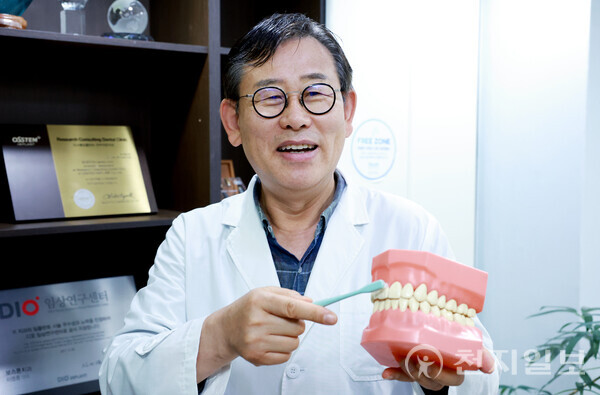 [천지일보=박준성 기자] 이지형 여의도이치과 원장이 최근 본지와 만나 인터뷰를 하고 있다. 이 원장은 자신을 ‘합리’라는 단어에 빚대고, 좌우명으로 ‘홍익인간’을 내걸며 날마다 발전하는 삶을 살아가고 있는 점을 밝혔다. ⓒ천지일보 2025.09.16.