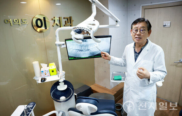 [천지일보=박준성 기자] 이지형 여의도이치과 원장이 최근 본지와 만나 인터뷰를 하고 있다. 이 원장은 자신을 ‘합리’라는 단어에 빚대고, 좌우명으로 ‘홍익인간’을 내걸며 날마다 발전하는 삶을 살아가고 있는 점을 밝혔다. ⓒ천지일보 2025.09.16.