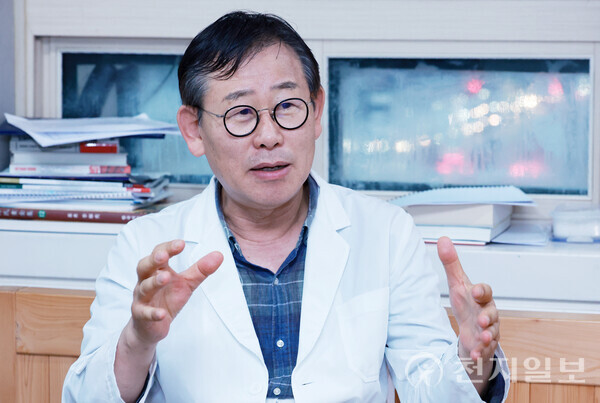 [천지일보=박준성 기자] 이지형 여의도이치과 원장이 최근 본지와 만나 인터뷰를 하고 있다. 이 원장은 자신을 ‘합리’라는 단어에 빚대고, 좌우명으로 ‘홍익인간’을 내걸며 날마다 발전하는 삶을 살아가고 있는 점을 밝혔다. ⓒ천지일보 2025.09.16.