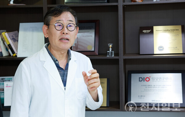 [천지일보=박준성 기자] 이지형 여의도이치과 원장이 최근 본지와 만나 인터뷰를 하고 있다. 이 원장은 자신을 ‘합리’라는 단어에 빚대고, 좌우명으로 ‘홍익인간’을 내걸며 날마다 발전하는 삶을 살아가고 있는 점을 밝혔다. ⓒ천지일보 2025.09.16.