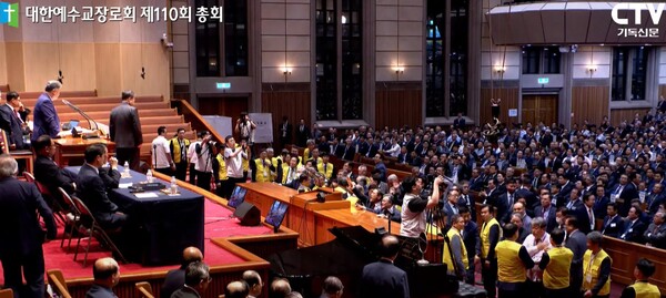 국내 가장 큰 장로교단인 대한예수교장로회(예장) 합동 정기총회 현장이 목사 부총회장 후보 자격을 둘러싼 총회대의원(총대)들의 항의로 아수라장이 됐다. 수차례 파행 끝에 총회 둘째날인 23일 임원 선출이 완료됐지만 후유증이 상당할 것으로 보인다. 사진은 집단 항의가 벌어진 총회 현장의 모습. (출처: 기독신문CTV 생중계 영상 캡처)
