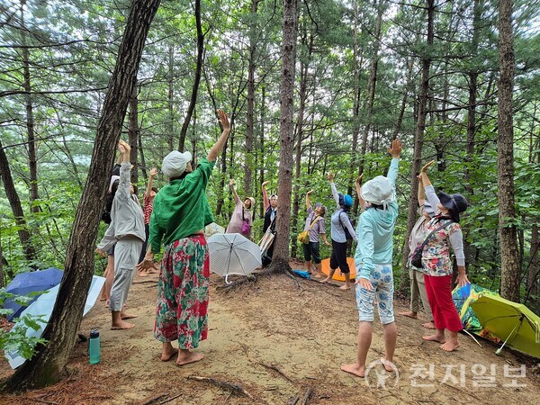 깊은 숲과 맑은 계곡을 자랑하는 ‘체험형 치유’로 일상 회복의 길을 열고 있는 양평 산음자연휴양림은 ‘느리게 걷는 법’을 가르친다. 서울에서 한 시간 남짓 달린 자동차에서 내리는 순간 나무 내음과 꽃향기에 취해 힐링은 바로 시작된다. 사진은 체험프로그램에 참가한 방문객들. (제공: 산음휴양림) ⓒ천지일보 2025.09.25.