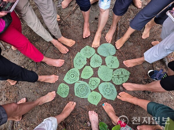  방문객들이 체험프로그램에 참가하고 있는 모습. (제공: 산음 휴양림) ⓒ천지일보 2025.09.25.