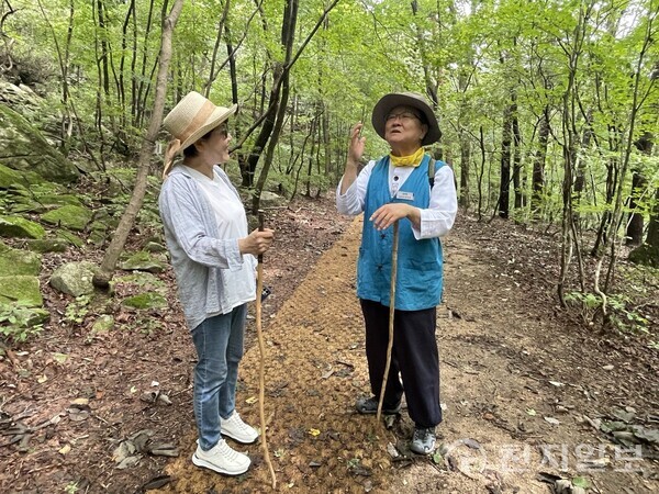 산음휴양림 숙박시설과 숲해설사의 설명을 듣고 있다. ⓒ천지일보 2025.09.25.