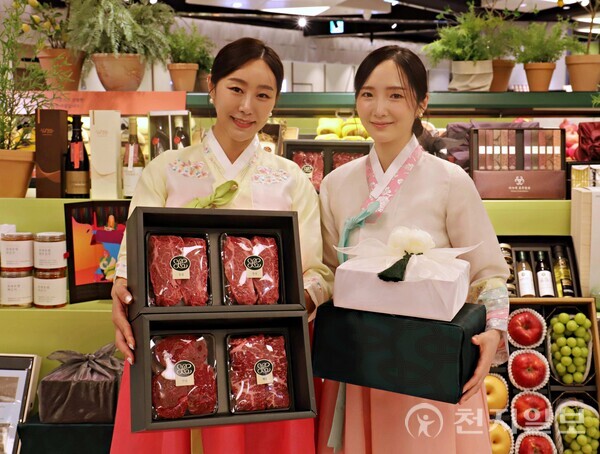 서울 송파구 잠실동에 위치한 롯데백화점 잠실점 지하1층 식품관에서 모델들이 추석 선물 세트를 홍보하고 있다. (제공: 롯데백화점) ⓒ천지일보 2025.09.25.