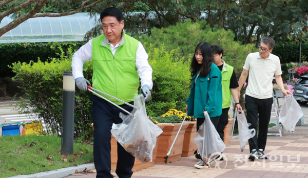 충북 영동군(군수 정영철)은 추석을 앞둔 지난 25일 군 전역에서 ‘대한민국 새단장’ 캠페인의 일환으로 시가지와 축제장 주변 청소 활동을 펼쳤다고 밝혔다. 사진은 정영철 영동군수(왼쪽에서 첫 번째)를 비롯한 영동군 공무원들이 청소하는 모습. (제공: 영동군청) ⓒ천지일보 2025.09.26.