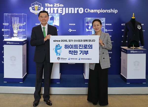 지난 28일 ‘제25회 하이트진로 챔피언십’에서 김인규 하이트진로 대표이사(왼쪽)와 장영미 성동나래주간보호센터 센터장(오른쪽)이 참석한 가운데 이동 차량 지원사업 기부금 전달식을 진행하고 기념사진을 촬영하고 있다. (제공: 하이트진로)