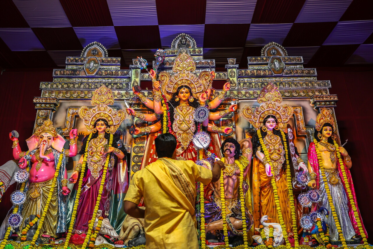 인도 뭄바이에서 열린 두르가 푸자 축제 기간인 29일(현지시간) 한 인도 사제가 아르티 의식을 집전하고 있다. 5일간 이어지는 이 힌두교 축제는 서벵골, 아삼, 자르칸드, 오리사, 트리푸라 등 인도 여러 주에서 널리 기념된다. 두르가 푸자는 힌두 신화에서 힘과 선의 악에 대한 승리를 상징하는 두르가 여신의 신상을 물에 잠기는 의식으로 막을 내린다. (EPA/DIVYAKANT SOLANKI, 연합뉴스)