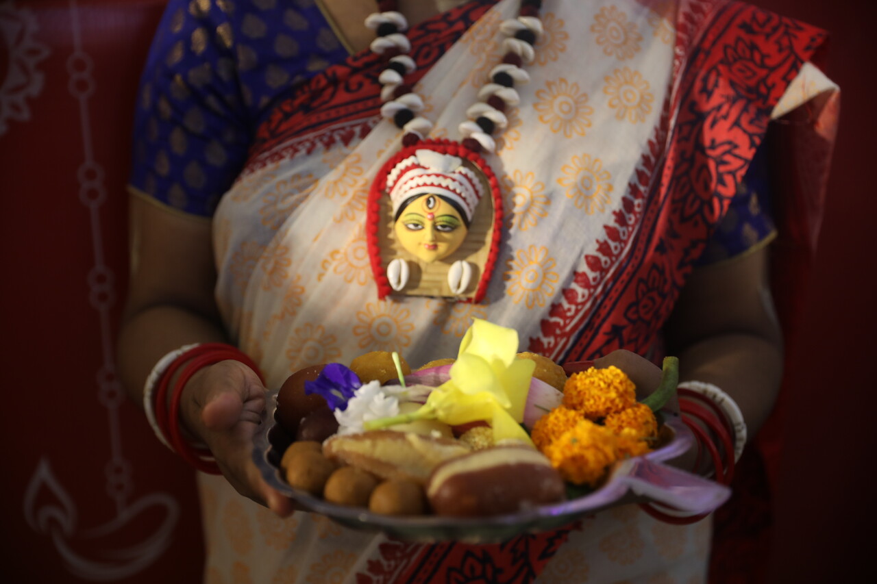 29일(현지시간) 방글라데시 다카에서 열린 나흘간의 두르가 푸자 축제 기간 동안 한 신도가 판달에서 제물을 바치며 의식을 치르고 있다. 2025년 두르가 푸자는 방글라데시에서 29일부터 10월 2일까지 열린다. (EPA/MONIRUL ALAM, 연합뉴스)