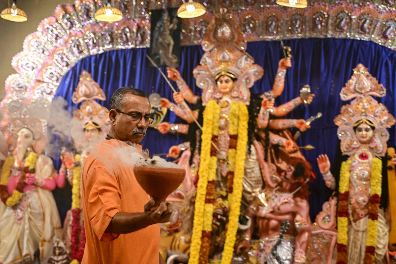 29일(현지시간) 인도 첸나이에서 열린 두르가 푸자 축제 기간 한 사제가 판달에서 저녁 의식인 산드야 아르티(Sandhya Aarti)를 집전하고 있다. (Photo by R. Satish BABU / AFP, 연합뉴스)