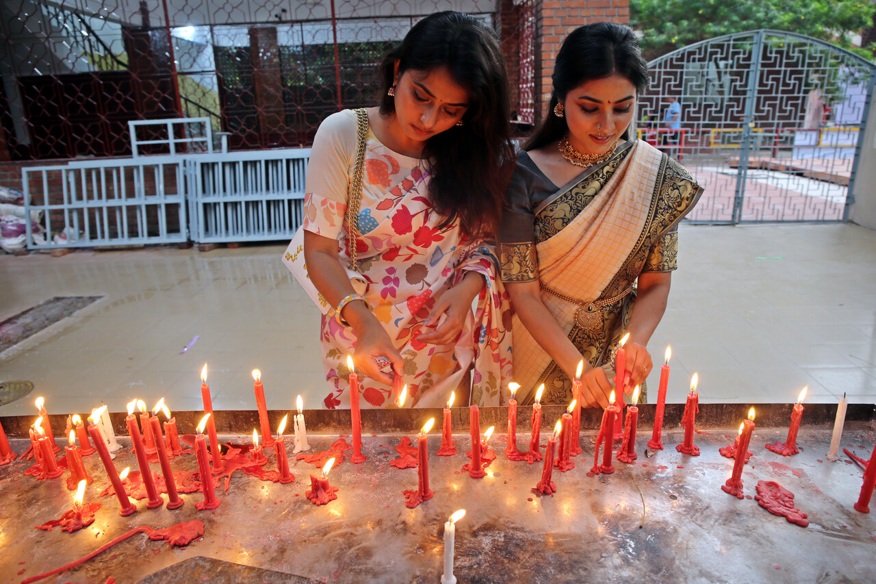 28일 방글라데시 다카에서 힌두 신도들이 두르가 푸자 축제 첫날을 기념하고 있다. (Photo by Habibur Rahman/Xinhua, 뉴시스)