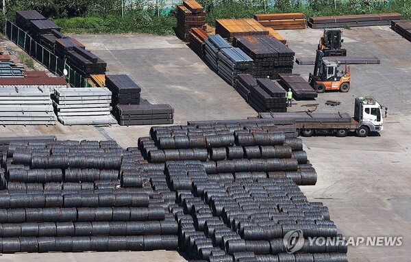 평택항에 쌓인 철강 제품들. 기사 내용과 무관한 자료 사진. (출처: 연합뉴스)