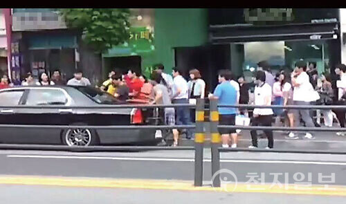 지난 2012년 세간을 떠들썩하게 했던 대낮 전남대 여대생 납치 사건. 당시 현장 목격자가 촬영해 올린 42초 동영상 속에는 검은색 승용차 주변에 건장한 남성 2~3명이 여성 한 명을 차에 급히 태우려는 모습이 담겨 있다. 여성은 “살려 달라”는 비명을 질렀고 주변 남성들이 달려들었지만 차량은 여성을 강제로 태우고 출발했다. ⓒ천지일보 2025.09.30.