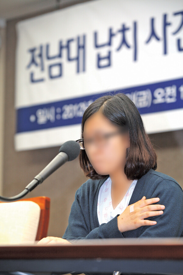 2012년 7월 20일 서울 중구 한국프레스센터 기자회견장에서 피해자 임정희(가명, 당시 22, 여)씨가 기자회견을 하고 있다. 그는 당시 본인의 상황을 보도한 언론 기사가 사건의 본질을 왜곡시키고 있다고 폭로했다. ⓒ천지일보 2025.09.30.