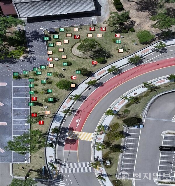 충북 영동군이 기증받은 수십년 수령의 조경수와 조경석 관리 부실 논란에 휘말렸다. 감사 결과 수목 일부가 고사하거나 행방이 묘연해 군민 불신이 확산되고 있다. 사진은 레인보우힐링관광지 기증수목 위치·현황도. (제공: 영동군청) ⓒ천지일보 2025.10.01.