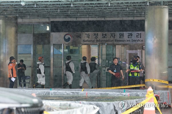 28일 대전 유성구 국가정보자원관리원 화재 현장에서 합동감식을 위해 소방, 경찰, 국립과학수사연구원 관계자들이 이동하고 있다. 지난 26일 정부 전산시스템이 있는 국정자원에서 무정전·전원 장치(UPS)용 리튬이온배터리 화재가 발생해 정부 전산 서비스가 대규모로 마비된 바 있다. 2025.9.28. (출처: 연합뉴스)