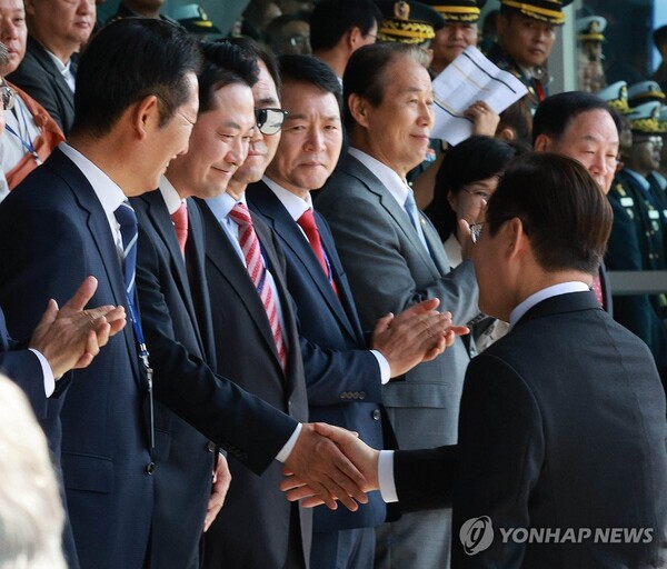이재명 대통령과 국민의힘 장동혁 대표가 1일 충남 계룡대 대연병장에서 열린 건군 77주년 국군의 날 기념행사에서 악수하고 있다. 2025.10.1 (연합뉴스)