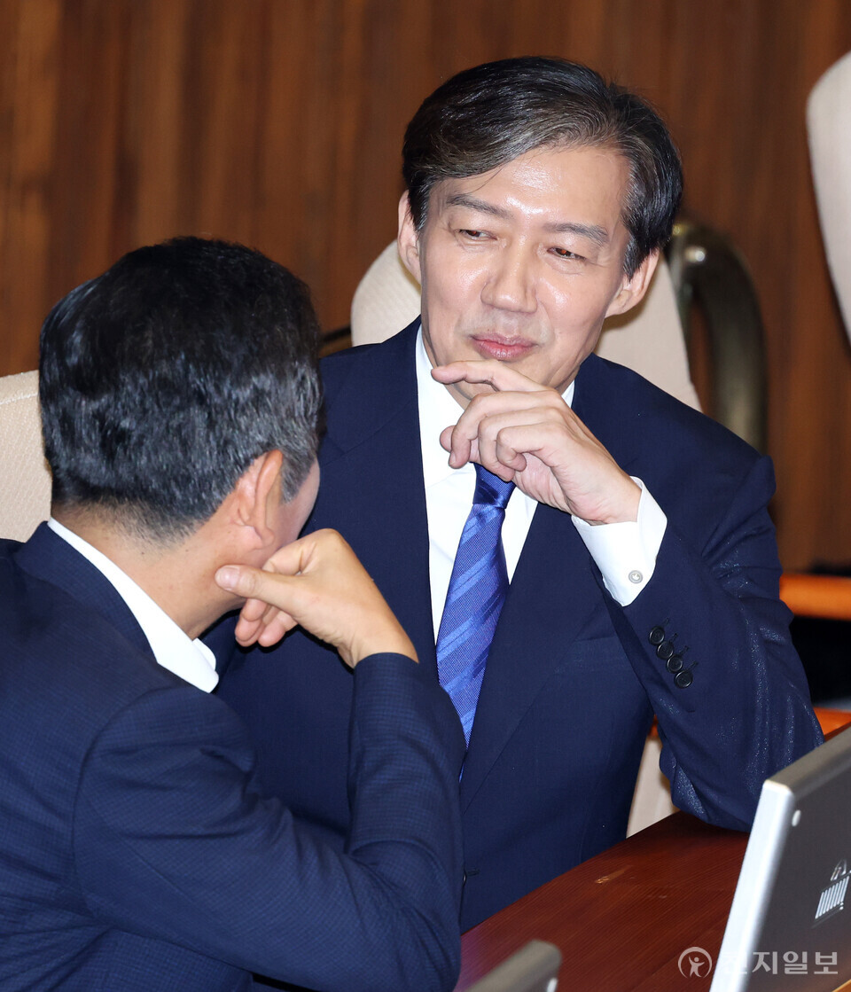 [천지일보=박준성 기자] 조국혁신당 조국 대표가 9일 오후 서울 여의도 국회에서 열린 제418회 국회(정기회) 제4차 본회의에서 비교섭단체 대표연설을 마친 뒤 더불어민주당 정청래 의원과 대화하고 있다. ⓒ천지일보 2024.09.09.