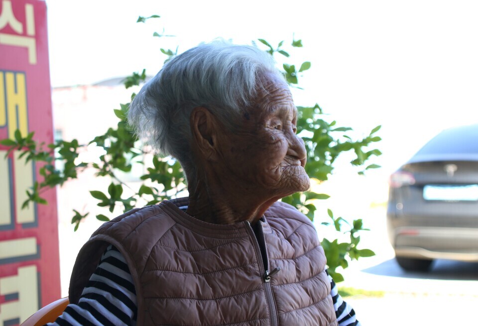 [천지일보=배다솜 수습기자] 아바이마을의 최고령 실향민인 이금순(101)씨가 인터뷰 도중 생각에 잠겨 있다. ⓒ천지일보 2025.10.06.