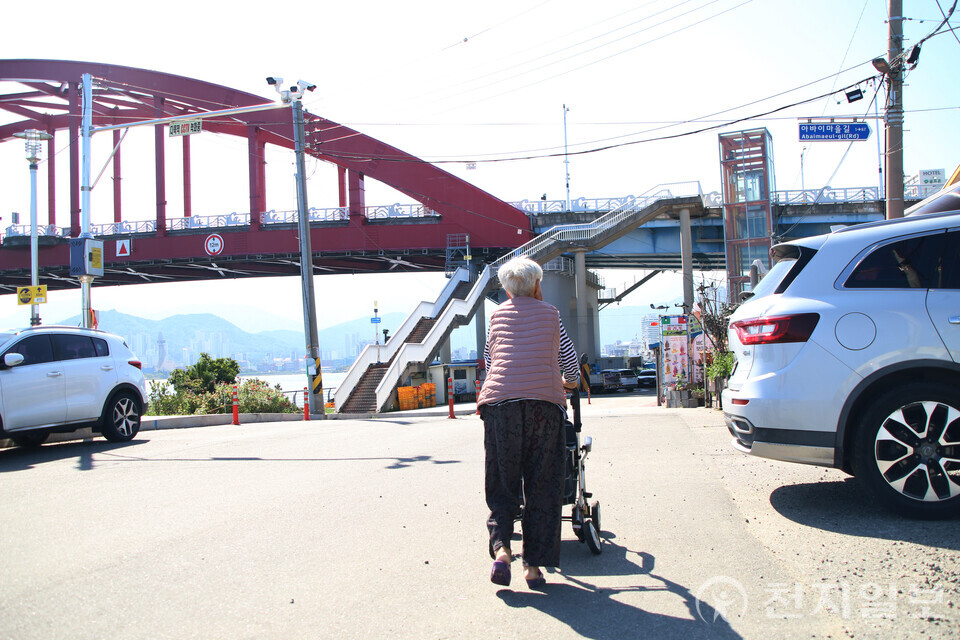 [천지일보=배다솜 수습기자] 이금순씨가 아바이마을에서 산책하고 있다. ⓒ천지일보 2025.10.06.