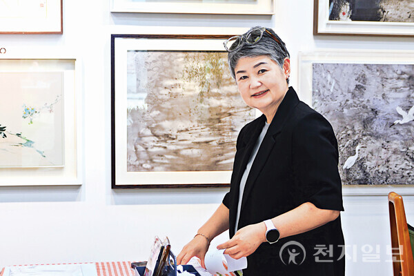 [천지일보 담양=이미애 기자] 전남 담양 원도심의 담주다미담예술구 고즈넉한 골목길에 자리한 갤러리 ‘명고재’에서는 자연의 숨결과 인간의 내면을 화선지 위에 담아내는 홍정순 한국화 작가의 작품 세계가 펼쳐지고 있다. 그는 먹빛이 번져가는 여백 속에서 삶의 흔적을 그려내며 예술과 공간을 함께 열어가는 작업을 이어가고 있다. 사진은 본지와 인터뷰 하는 홍 작가 ⓒ천지일보 2025.10.02.