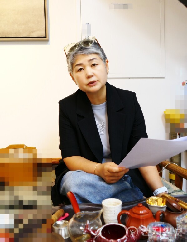 [천지일보 담양=이미애 기자] 전남 담양 원도심의 담주다미담예술구 고즈넉한 골목길에 자리한 갤러리 ‘명고재’에서는 자연의 숨결과 인간의 내면을 화선지 위에 담아내는 홍정순 한국화 작가의 작품 세계가 펼쳐지고 있다. 그는 먹빛이 번져가는 여백 속에서 삶의 흔적을 그려내며 예술과 공간을 함께 열어가는 작업을 이어가고 있다. 사진은 본지와 인터뷰 하는 홍 작가 ⓒ천지일보 2025.10.02.