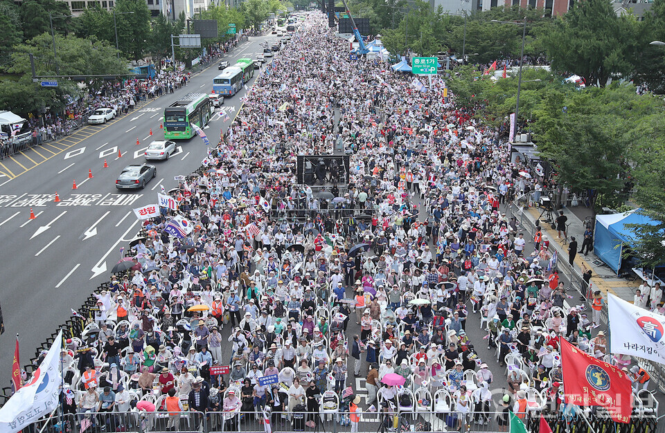 [천지일보=이시문 기자] 대한민국 바로세우기 국민운동본부(대국본)가 16일 오후 서울 종로구 동화면세점 앞에서 열린 ‘국민 저항의 날’ 집회에서 보수단체 회원들이 태극기와 성조기를 들고 구호를 외치고 있다. ⓒ천지일보 2025.08.16.