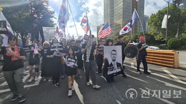 [천지일보=배다솜 수습기자] 도널드 트럼프 미국 대통령을 지지해 온 대표적 보수 성향 청년 활동가 찰리 커크가 지난 11일 총격을 받고 사망한 가운데 13일 서울 송파구 신천동 잠실역 1번 출구에서 보수단체인 자유대학이 주도하는 추모식과 행진이 진행돼 청년들과 시민들이 참여하고 있다. ⓒ천지일보 2025.09.13.