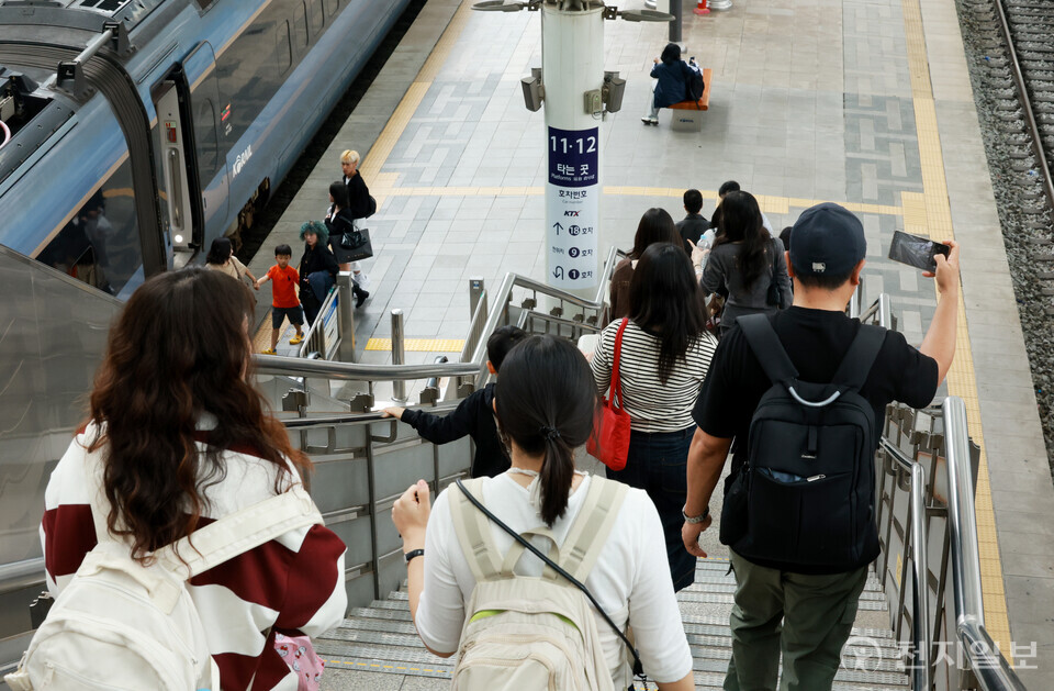 [천지일보=박준성 기자] 추석 연휴가 시작된 3일 서울역에서 귀성객들이 고향으로 가기 위해 열차에 탑승하고 있다.ⓒ천지일보 2025.10.03.