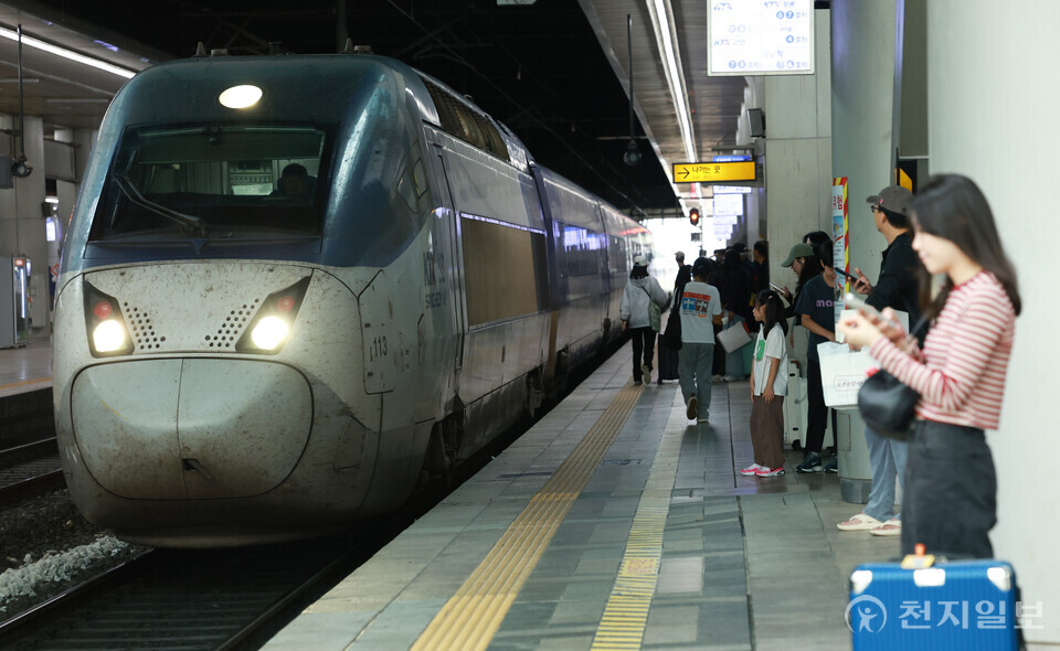 [천지일보=박준성 기자] 추석 연휴가 시작된 3일 서울역에서 귀성객들이 고향으로 가기 위해 열차 탑승을 기다리고 있다.ⓒ천지일보 2025.10.03.