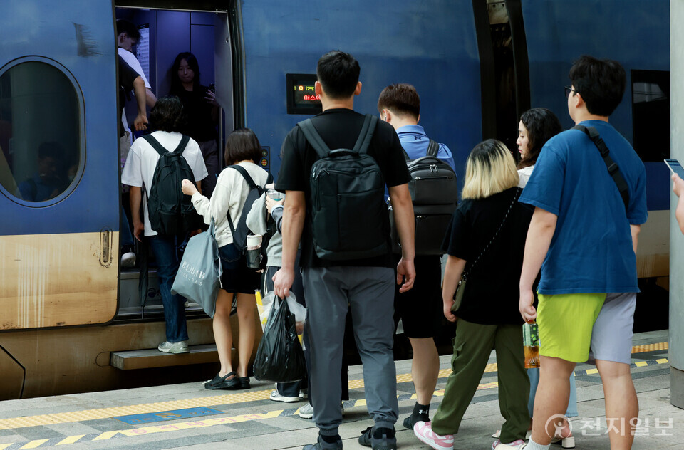 [천지일보=박준성 기자] 추석 연휴가 시작된 3일 서울역에서 귀성객들이 고향으로 가기 위해 열차에 탑승하고 있다.ⓒ천지일보 2025.10.03.