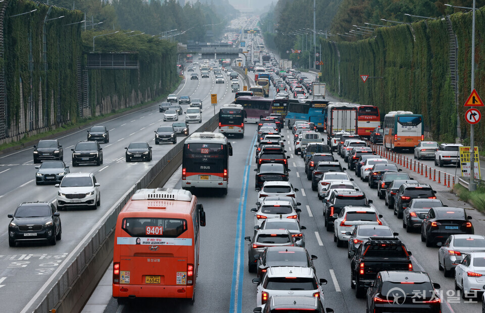 [천지일보=박준성 기자] 추석 연휴가 시작된 3일 오전 서울 서초구 경부고속도로 잠원IC 부산방향이 귀성길을 떠나는 차량으로 정체되고 있다.ⓒ천지일보 2025.10.03.